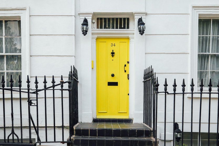 Жёлтая входная дверь по фен-шуй