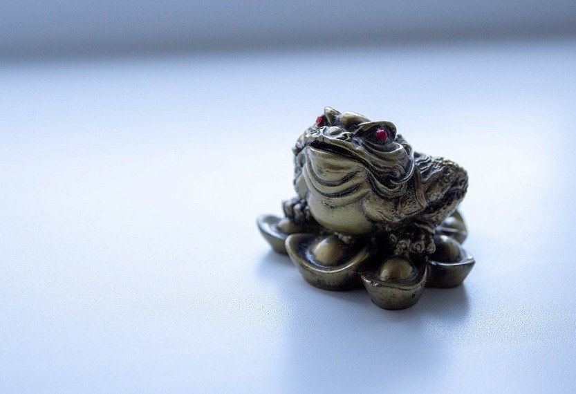 Материал статуэтки трёхлапой жабы
